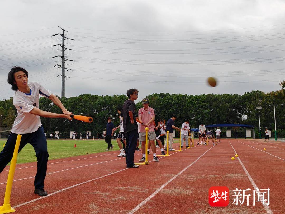 大学生学员, 助力垒球运, 和旅游局 大学生学员, 助力垒球运, 和旅游局