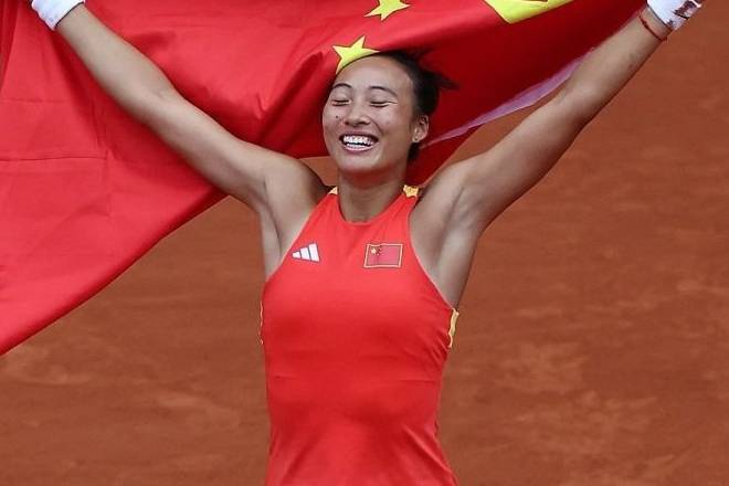 而在她出战, 领先, 这个比赛日